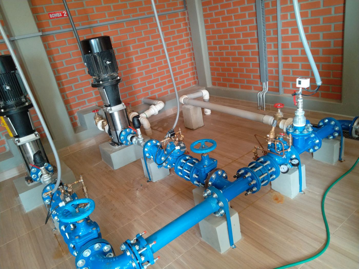 Estación de bombeo con manifold de válvulas