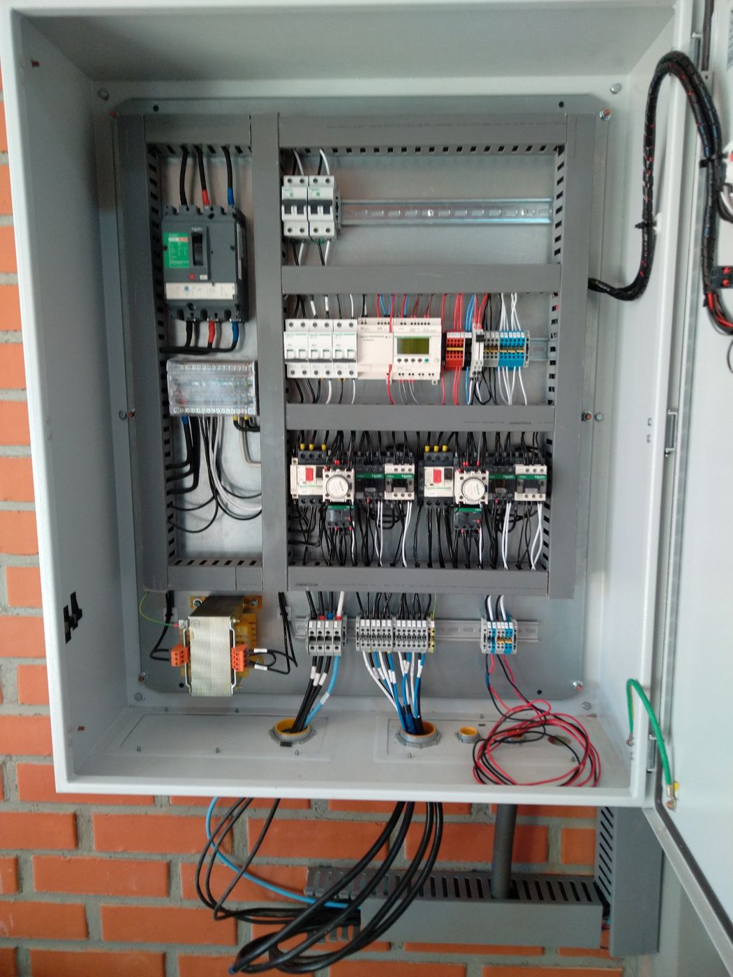 Tablero de control de bombas con microPLC Zelio