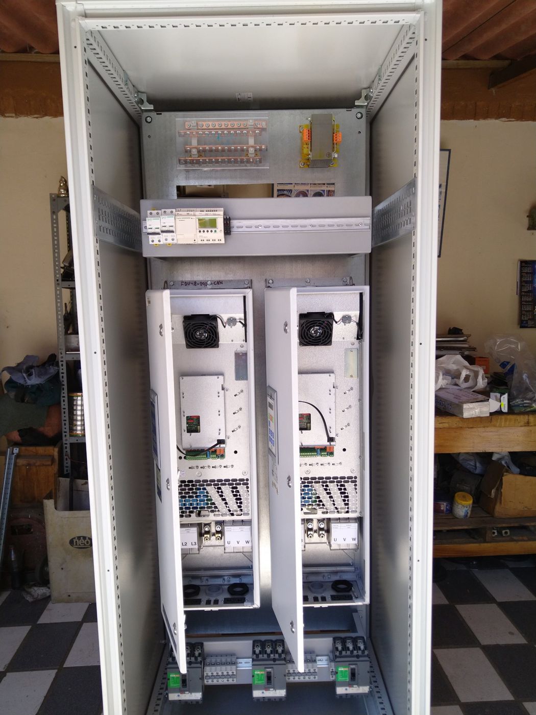 Tablero con dos variadores Emotron y microPLC Zelio