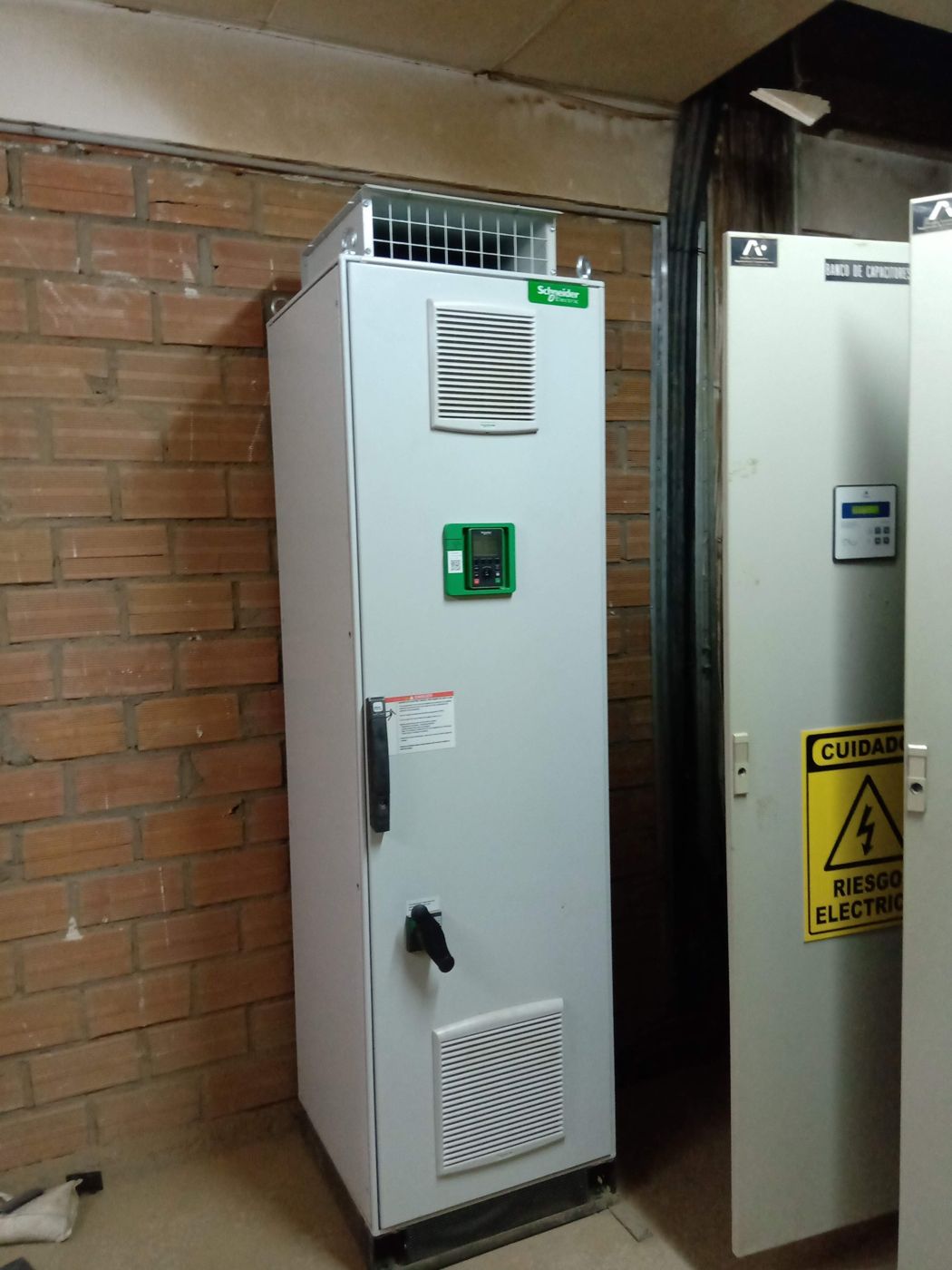 Gabinete del variador de 200 kW en planta cerámica