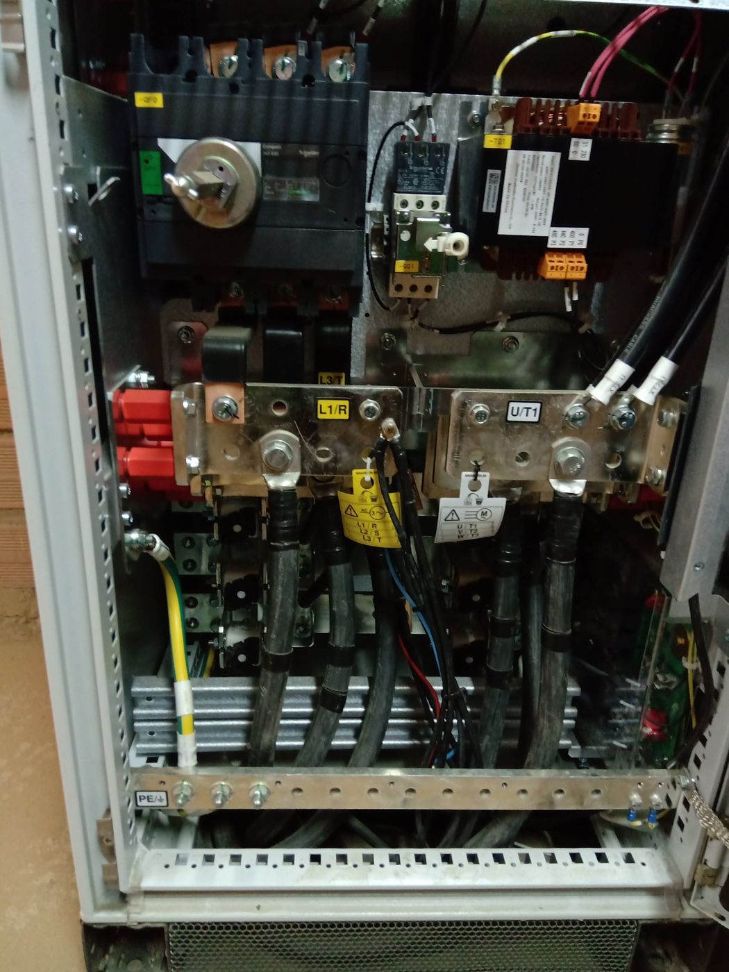 Conexiones de potencia de un variador de 200 kW