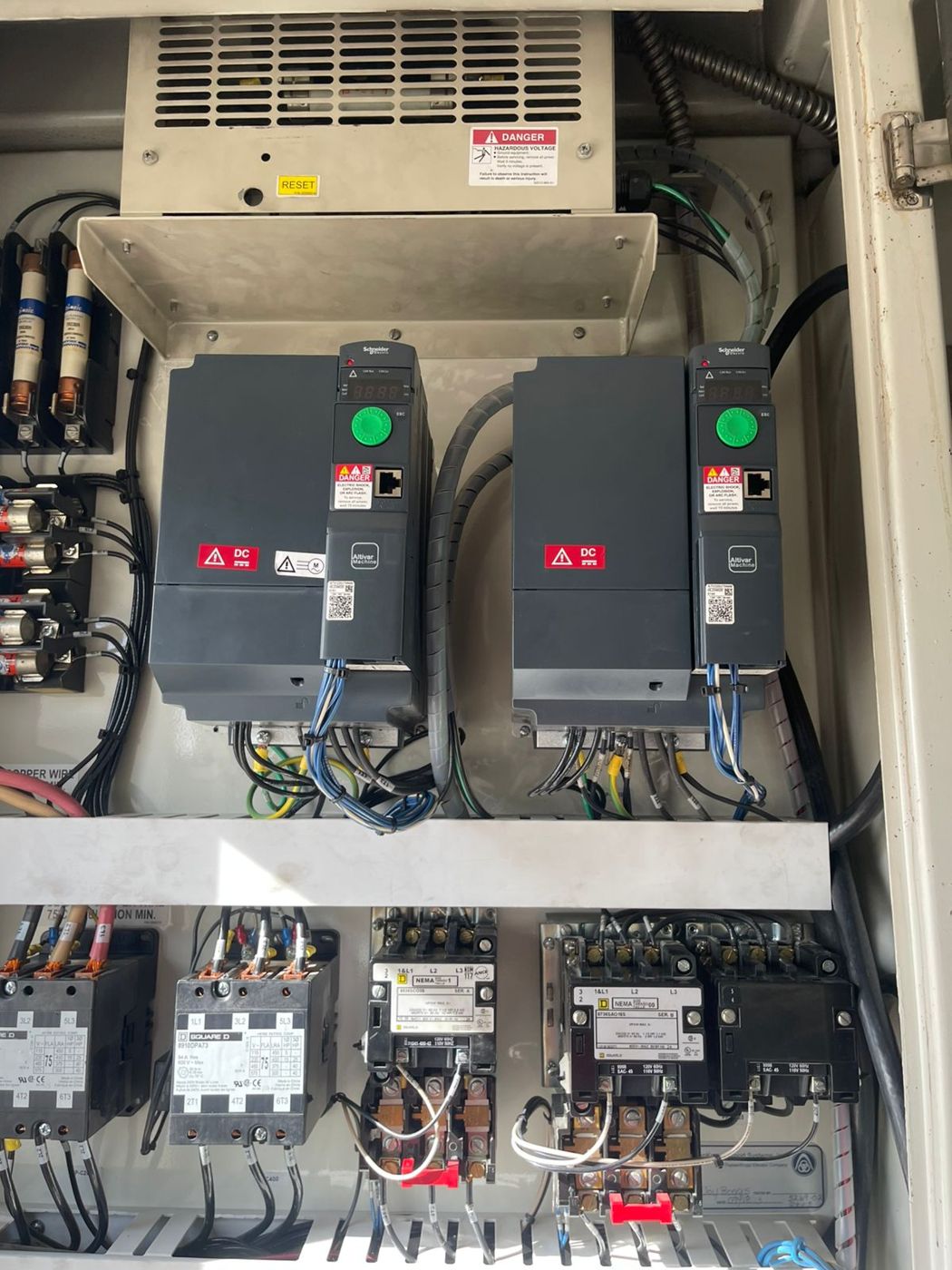 Variadores Altivar ATV320 instalados en el tablero de la manga