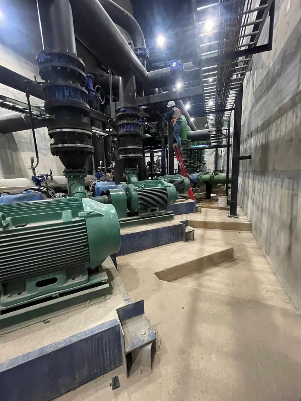 Sala de bombas con motores de 132 kW